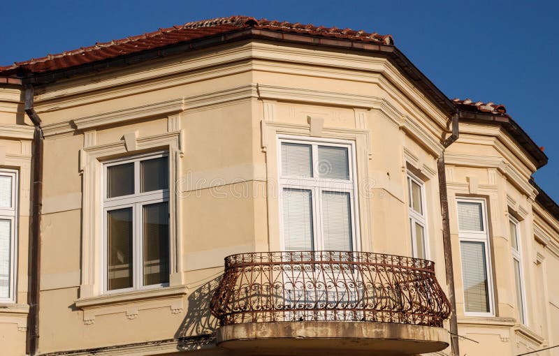 Oud balkon in Bitola, Macedonië stock foto Oud balkon in Bitola, Macedonië stock foto