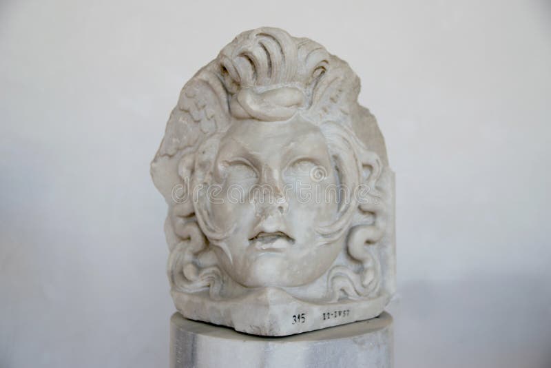 Oud beeldhouwwerk van Aphrodite-hoofd in de baden van Diocletian Thermae Diocletiani in Rome royalty-vrije stock fotografie Oud beeldhouwwerk van Aphrodite-hoofd in de baden van Diocletian Thermae Diocletiani in Rome royalty-vrije stock fotografie