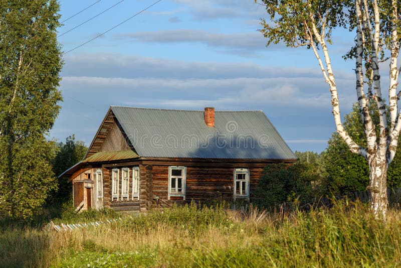 Oud die logboekhuis met een binnenplaats met gras wordt overwoekerd Dorp van Visim, het gebied van Sverdlovsk, Rusland royalty-vrije stock afbeeldingen Oud die logboekhuis met een binnenplaats met gras wordt overwoekerd Dorp van Visim, het gebied van Sverdlovsk, Rusland royalty-vrije stock afbeeldingen