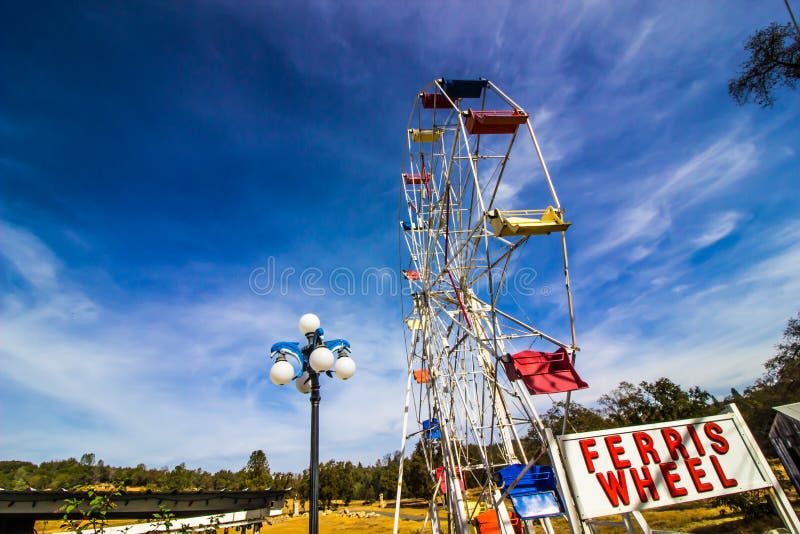 Oud Ferris Wheel In Storage royalty-vrije stock afbeelding Oud Ferris Wheel In Storage royalty-vrije stock afbeelding