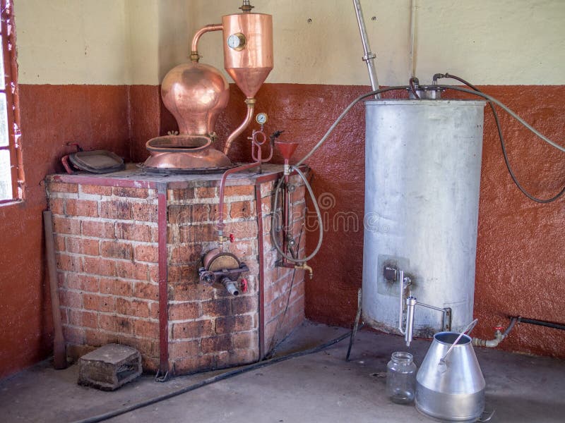 Oud geest of van de schnappsdistilleerderij materiaal op vinyard in Namibië, Zuid-Afrika stock afbeeldingen Oud geest of van de schnappsdistilleerderij materiaal op vinyard in Namibië, Zuid-Afrika stock afbeeldingen