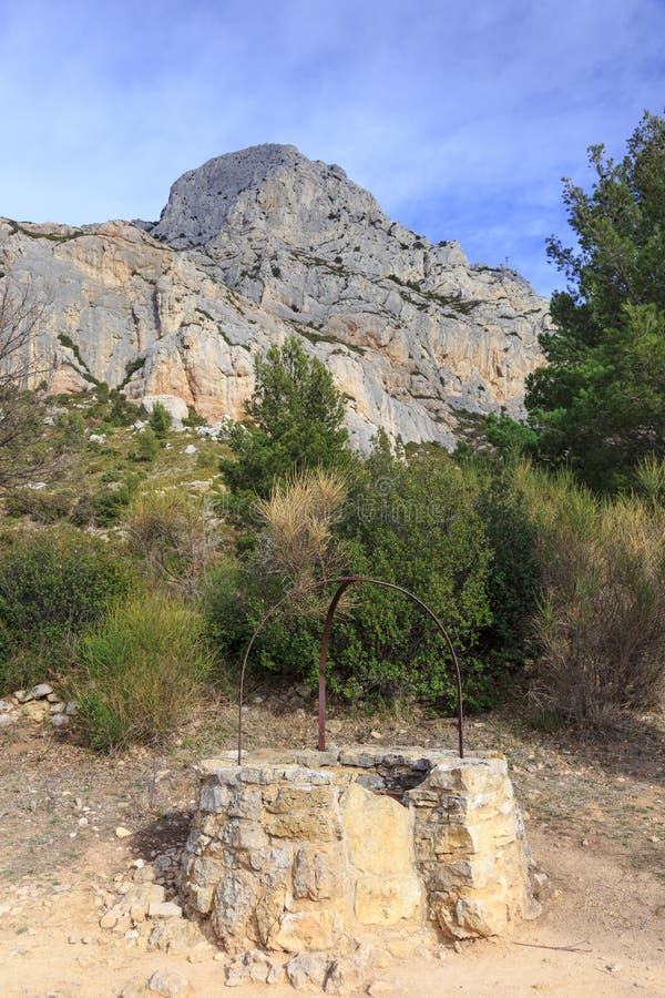 Oud goed dichtbij Onderstel Sainte Victoire royalty-vrije stock afbeeldingen Oud goed dichtbij Onderstel Sainte Victoire royalty-vrije stock afbeeldingen