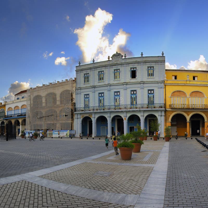Oud Havana plein met kleurrijke gebouwen stock fotografie Oud Havana plein met kleurrijke gebouwen stock fotografie