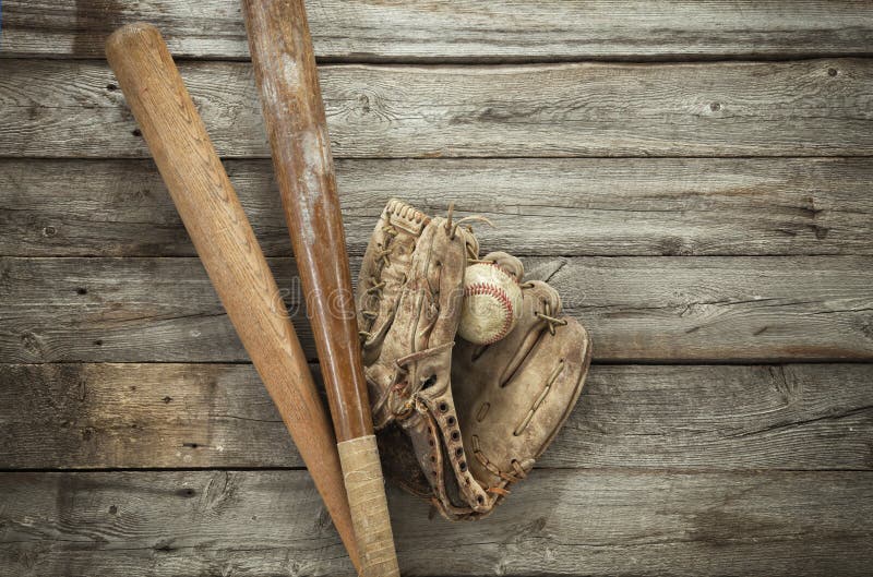 Oud honkbal met mitt en knuppels op ruw hout stock afbeeldingen Oud honkbal met mitt en knuppels op ruw hout stock afbeeldingen