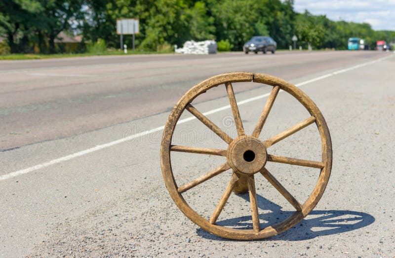 Oud houten wiel op een kant van de weg stock foto Oud houten wiel op een kant van de weg stock foto