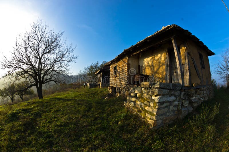 Oud huis dichtbij de rivier van Donau bij zonsondergang van de herfst zonnige dag stock foto's Oud huis dichtbij de rivier van Donau bij zonsondergang van de herfst zonnige dag stock foto's