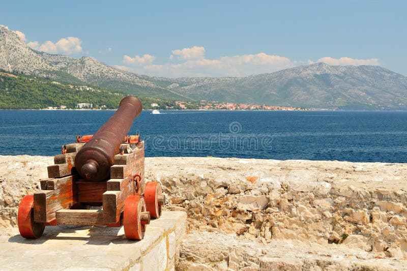 Oud kanon bij vesting in stad Korcula in Kroatië stock fotografie Oud kanon bij vesting in stad Korcula in Kroatië stock fotografie