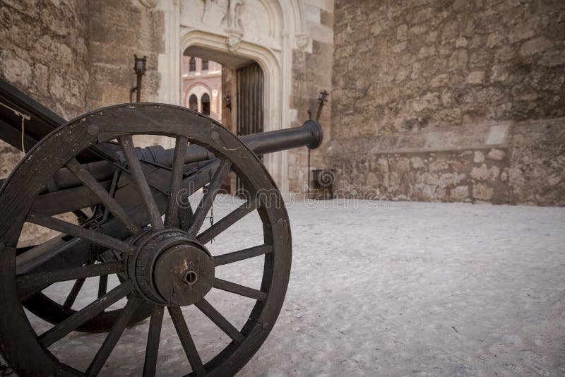 Oud kanon binnen Belmonte Kasteel, provincie van Cuenca, Castilla La Mancha, Spanje royalty-vrije stock foto's Oud kanon binnen Belmonte Kasteel, provincie van Cuenca, Castilla La Mancha, Spanje royalty-vrije stock foto's