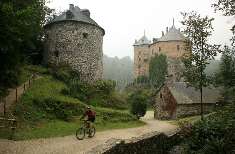 Oud kasteel in de Berg van Ardennen - België. royalty-vrije stock foto Oud kasteel in de Berg van Ardennen - België. royalty-vrije stock foto