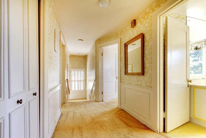 Oud klassiek Amerikaans huis antiek binnenland met behang stock foto's Oud klassiek Amerikaans huis antiek binnenland met behang stock foto's