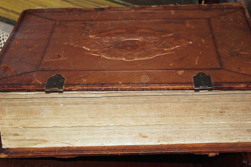 Oud leer verbindend boek die aan zijn kant liggen royalty-vrije stock fotografie Oud leer verbindend boek die aan zijn kant liggen royalty-vrije stock fotografie