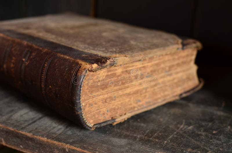 Oud leer verbindend boek die op een stoffig houten boekenrek leggen royalty-vrije stock fotografie Oud leer verbindend boek die op een stoffig houten boekenrek leggen royalty-vrije stock fotografie
