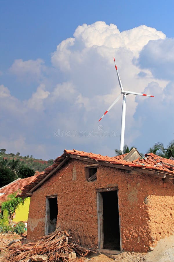 Oud modderhuis in landelijk India met windmolen royalty-vrije stock afbeeldingen Oud modderhuis in landelijk India met windmolen royalty-vrije stock afbeeldingen