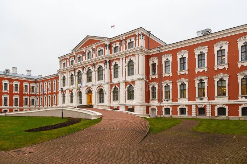 Oud rood kasteel in Jelgava, Letland Letse landbouwuniversiteit royalty-vrije stock foto's Oud rood kasteel in Jelgava, Letland Letse landbouwuniversiteit royalty-vrije stock foto's