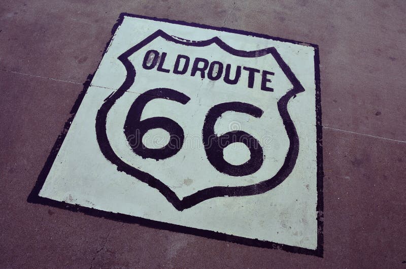 Oud Route 66 -teken op het asfalt stock foto Oud Route 66 -teken op het asfalt stock foto