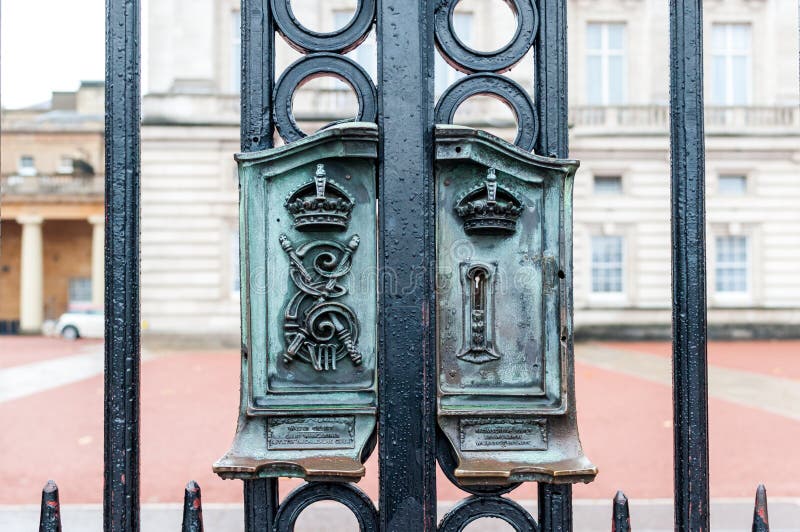 Oud slot op Buckingham Palacepoort stock foto's Oud slot op Buckingham Palacepoort stock foto's