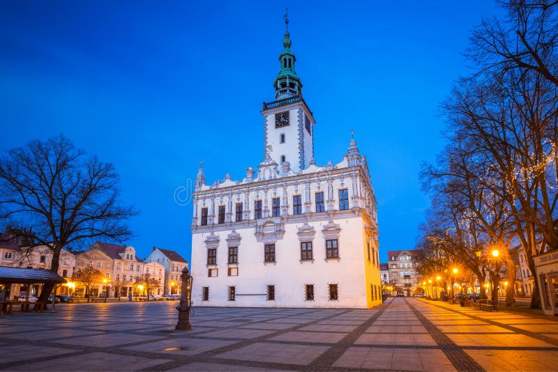 Oud stadsvierkant met historisch stadhuis in Chelmno royalty-vrije stock fotografie Oud stadsvierkant met historisch stadhuis in Chelmno royalty-vrije stock fotografie