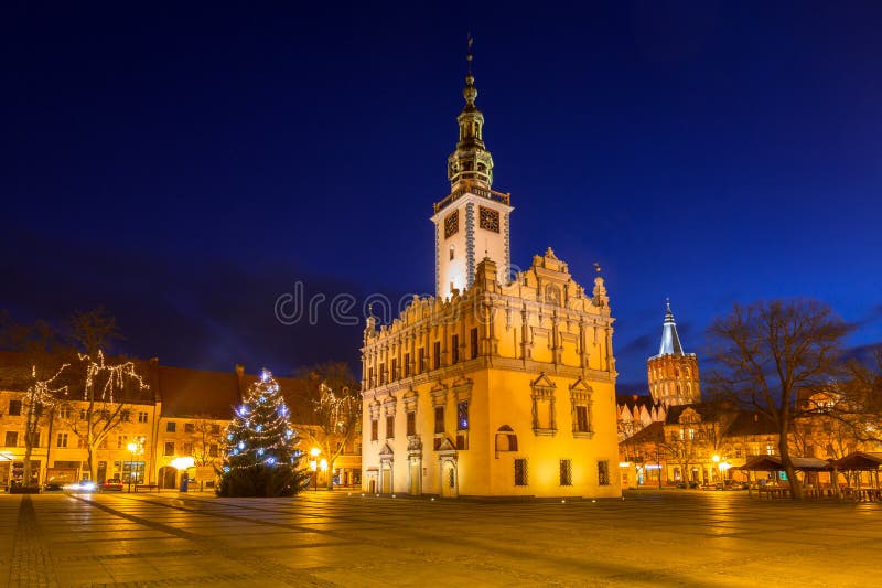 Oud stadsvierkant met historisch stadhuis in Chelmno royalty-vrije stock foto's Oud stadsvierkant met historisch stadhuis in Chelmno royalty-vrije stock foto's