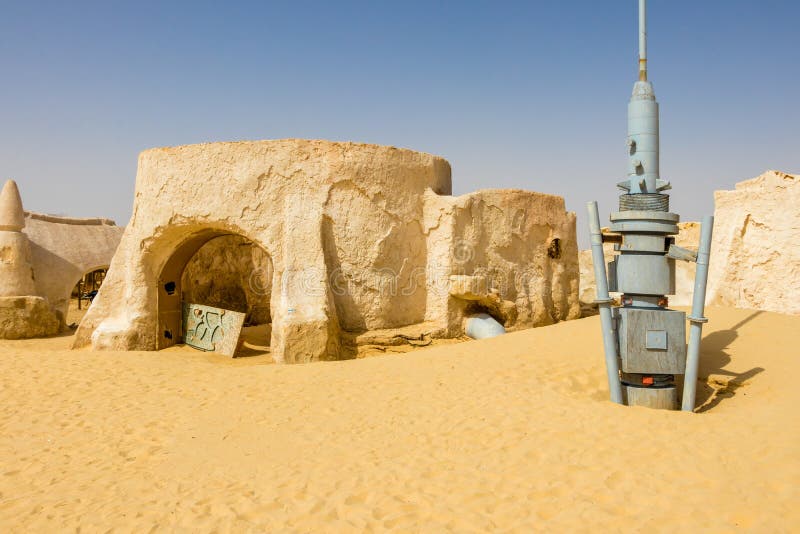 Oud Star Wars geplaatst inbouwend de woestijn van de Sahara dichtbij Naftah, Tunesië stock afbeeldingen Oud Star Wars geplaatst inbouwend de woestijn van de Sahara dichtbij Naftah, Tunesië stock afbeeldingen