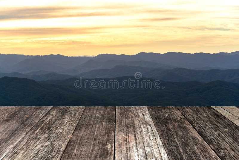 Oud uitstekend houten terras met bergmening stock foto's Oud uitstekend houten terras met bergmening stock foto's
