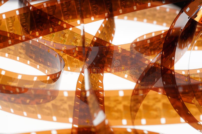 Oud verbied 16 mm-filmstrook op witte achtergrond stock afbeeldingen Oud verbied 16 mm-filmstrook op witte achtergrond stock afbeeldingen
