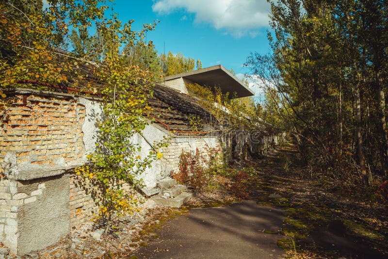 Oud voetbalstadion in Chornobyl-uitsluitingsstreek Radioactieve streek in Pripyat-stad - verlaten spookstad tchernobyl royalty-vrije stock foto's Oud voetbalstadion in Chornobyl-uitsluitingsstreek Radioactieve streek in Pripyat-stad - verlaten spookstad tchernobyl royalty-vrije stock foto's