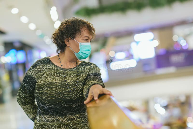 Oude aziatische vrouw in een masker voor COVID-19, voor bescherming tegen het kroon-virus Aziatische oudere vrouw met een bescher royalty-vrije stock foto's Oude aziatische vrouw in een masker voor COVID-19, voor bescherming tegen het kroon-virus Aziatische oudere vrouw met een bescher royalty-vrije stock foto's