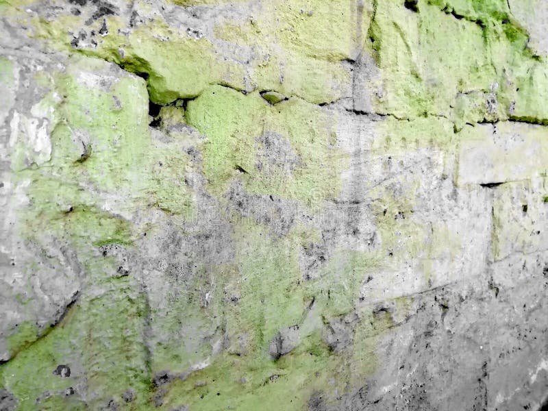 Oude bakstenen in groene verf met spleten met grijze vlekken stock foto Oude bakstenen in groene verf met spleten met grijze vlekken stock foto