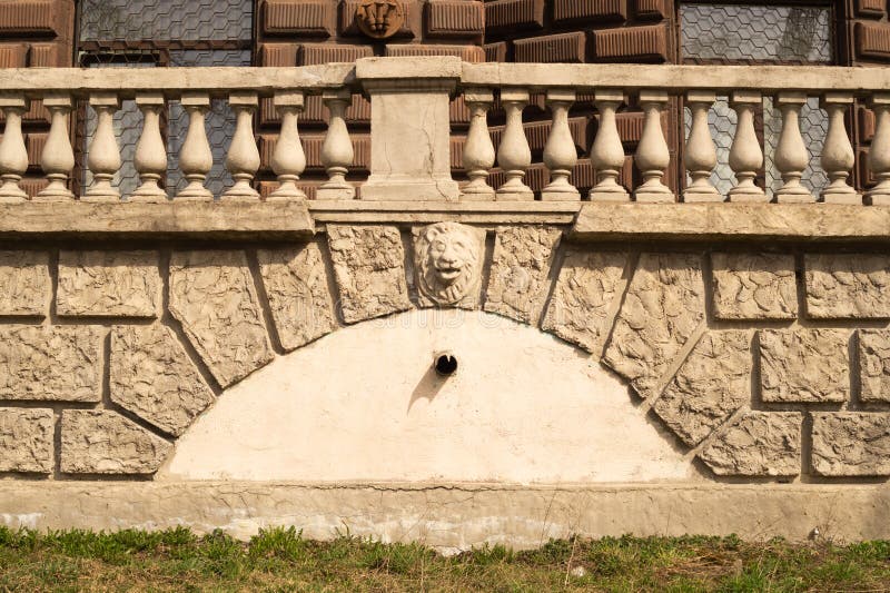Oude bakstenen muur met balustradeachtergrond muur van geregelde bakstenentextuur stock fotografie Oude bakstenen muur met balustradeachtergrond muur van geregelde bakstenentextuur stock fotografie