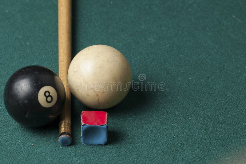 Oude biljartbal 8 en stok op een groene lijst biljartballen op een groene achtergrond worden geïsoleerd die Rebecca 36 stock foto's Oude biljartbal 8 en stok op een groene lijst biljartballen op een groene achtergrond worden geïsoleerd die Rebecca 36 stock foto's