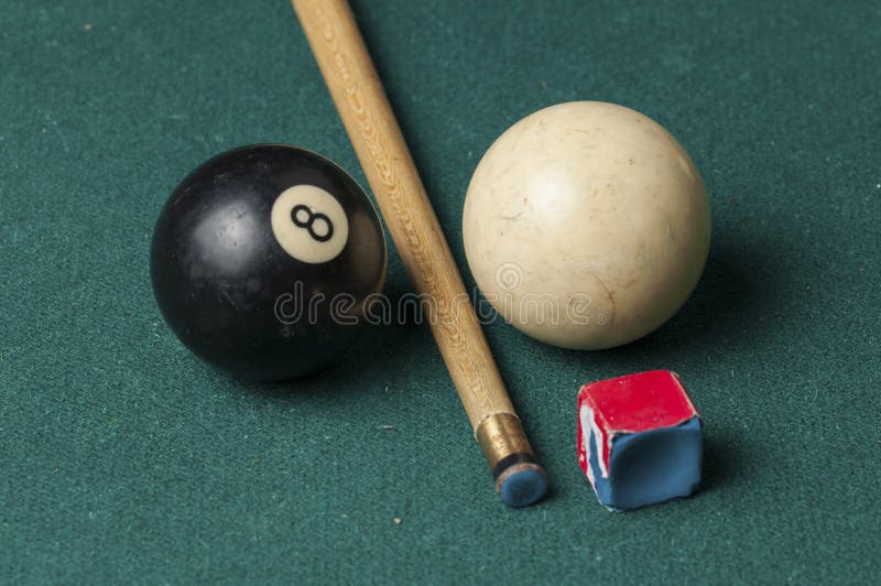Oude biljartbal 8 en stok op een groene lijst biljartballen op een groene achtergrond worden geïsoleerd die Rebecca 36 royalty-vrije stock foto Oude biljartbal 8 en stok op een groene lijst biljartballen op een groene achtergrond worden geïsoleerd die Rebecca 36 royalty-vrije stock foto