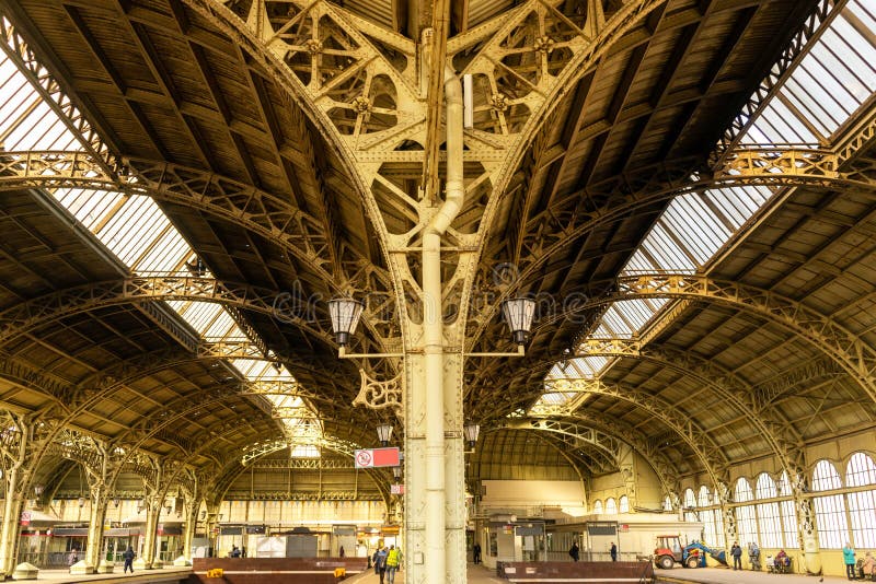 Oude bogen van stedelijk station stock afbeelding Oude bogen van stedelijk station stock afbeelding