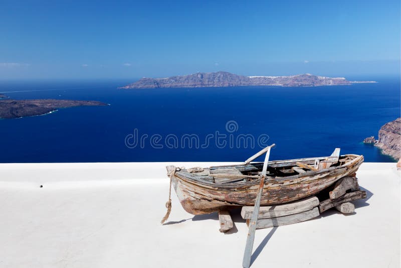 Oude boot op het dak van het gebouw op Santorini-eiland, Griekenland stock afbeeldingen Oude boot op het dak van het gebouw op Santorini-eiland, Griekenland stock afbeeldingen