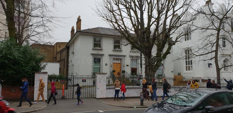 Oude gebouwenarchitectuur Londen, stel je voor dat de Beatles oversteken royalty-vrije stock afbeeldingen