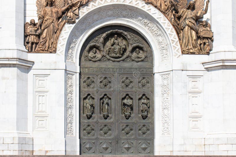 Oude bronsdeur in de tempel De hoge poorten van de tempel, de boog bovenop de bronscijfers van engelen stock afbeeldingen Oude bronsdeur in de tempel De hoge poorten van de tempel, de boog bovenop de bronscijfers van engelen stock afbeeldingen