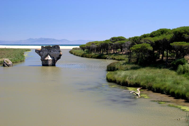 Oude brug op rivier die tot het overzees in zonnig Spanje leidt