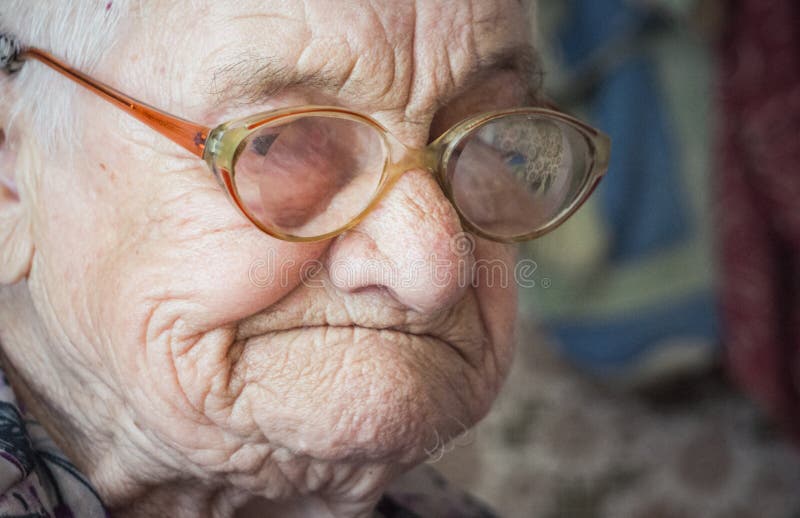 Oude dag en droefheid Portret van een bejaarde royalty-vrije stock afbeeldingen Oude dag en droefheid Portret van een bejaarde royalty-vrije stock afbeeldingen