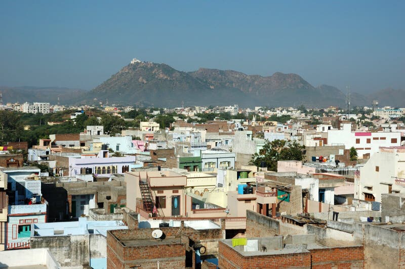 Oude daken van Udaipur met het Paleis van de Moesson, India stock foto Oude daken van Udaipur met het Paleis van de Moesson, India stock foto