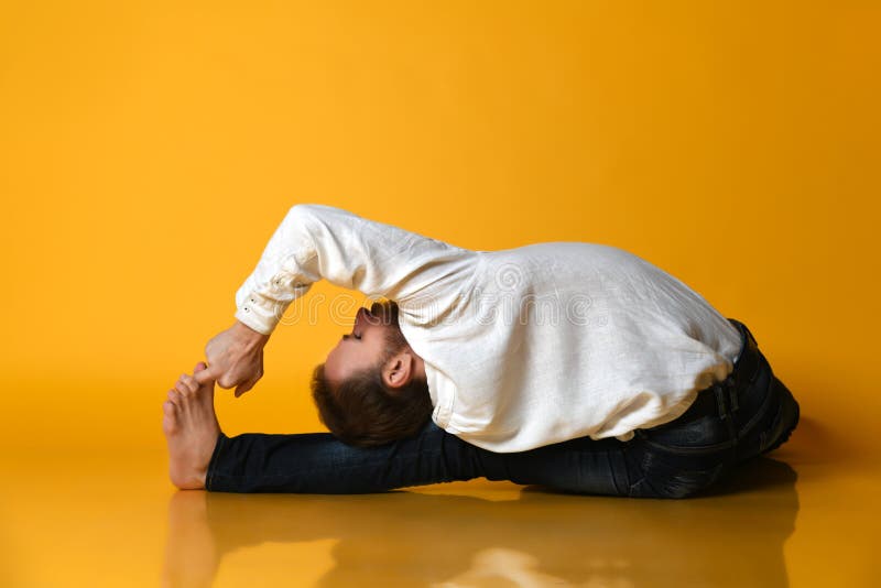 Oude de yoga van Ashtanga Vinyasa van mensenpraktijken achter het buigen asana Paschimottanasana - gezette voorwaartse kromming royalty-vrije stock afbeeldingen Oude de yoga van Ashtanga Vinyasa van mensenpraktijken achter het buigen asana Paschimottanasana - gezette voorwaartse kromming royalty-vrije stock afbeeldingen