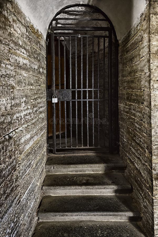 Oude deur die van staalgrating wordt gemaakt in de steenmuur royalty-vrije stock foto's Oude deur die van staalgrating wordt gemaakt in de steenmuur royalty-vrije stock foto's