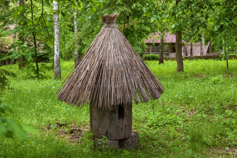 Oude die bijenkorven van hout worden gemaakt royalty-vrije stock afbeelding Oude die bijenkorven van hout worden gemaakt royalty-vrije stock afbeelding