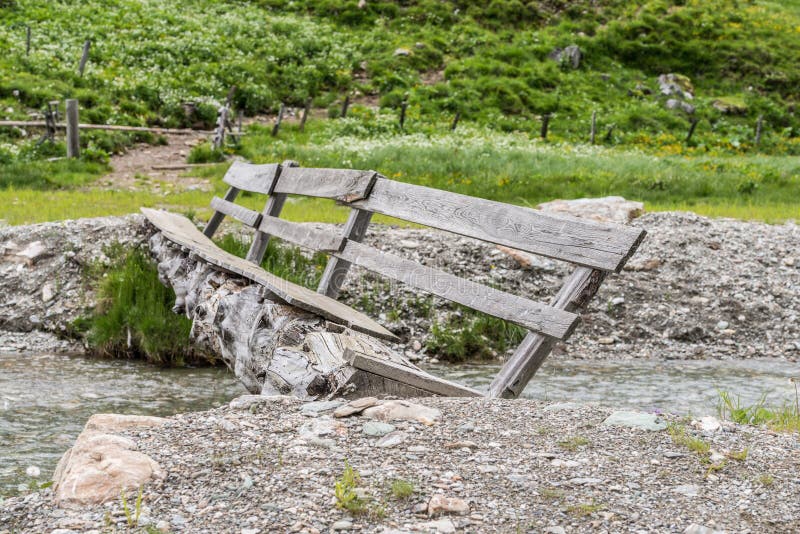 Oude dilapidated houten brug over een bergstroom, Oostenrijk stock afbeelding Oude dilapidated houten brug over een bergstroom, Oostenrijk stock afbeelding