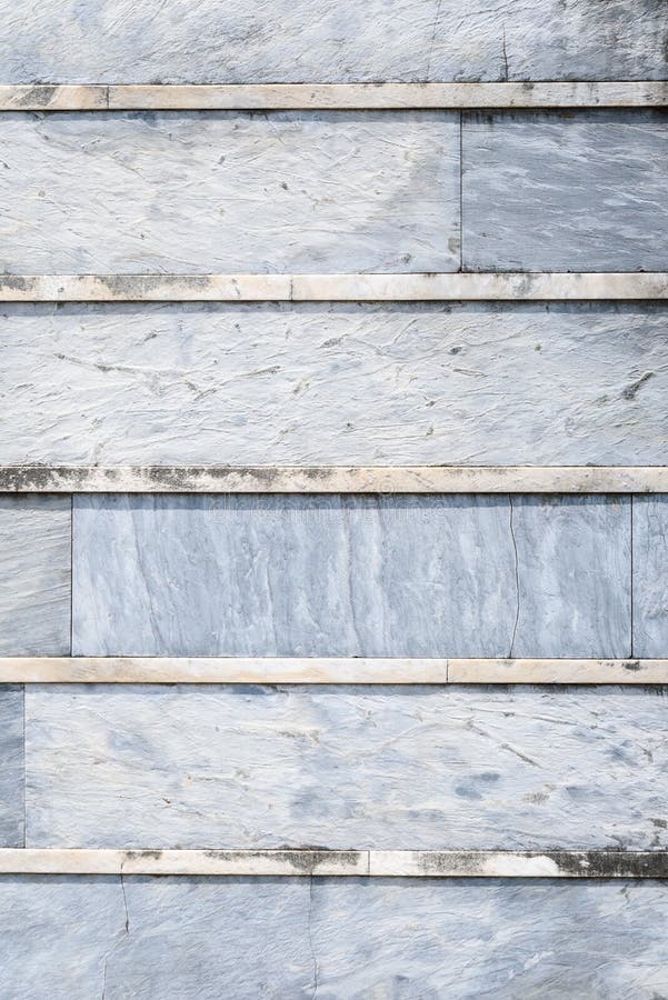 Oude doorstane blauwe grijze steenmuur met korstmos met horizontale lijnen, als geweven achtergrond stock foto's Oude doorstane blauwe grijze steenmuur met korstmos met horizontale lijnen, als geweven achtergrond stock foto's
