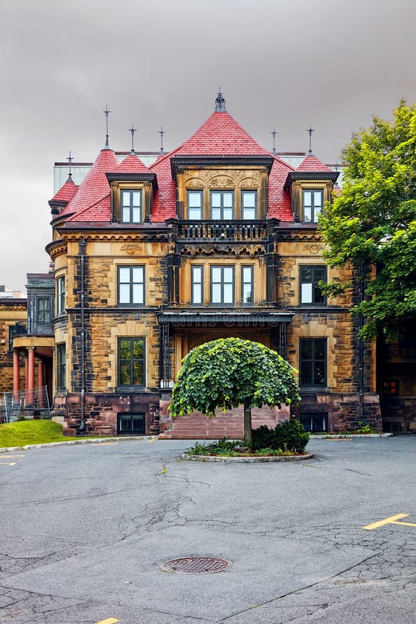 Oude elegante historische victorian huisvoorgevel met steenmuur in Montreal, Quebec, Canada stock foto Oude elegante historische victorian huisvoorgevel met steenmuur in Montreal, Quebec, Canada stock foto