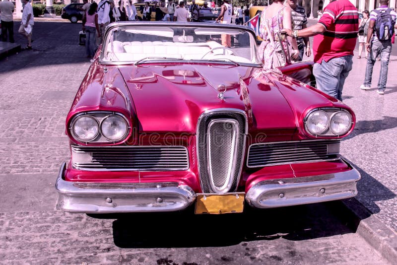 Oude en roestige rode Amerikaanse die auto's van jaren '50 in Havana, Cuba worden gehuurd stock afbeelding Oude en roestige rode Amerikaanse die auto's van jaren '50 in Havana, Cuba worden gehuurd stock afbeelding