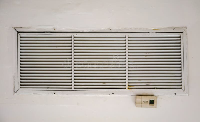 Oude en vuile het gatenventilator van de luchtleidingsopening met afstandsbediening op plafond in het opbouwen van ventilatiesyst royalty-vrije stock foto Oude en vuile het gatenventilator van de luchtleidingsopening met afstandsbediening op plafond in het opbouwen van ventilatiesyst royalty-vrije stock foto