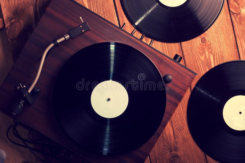 Oude fonograaf en grammofoonplaten