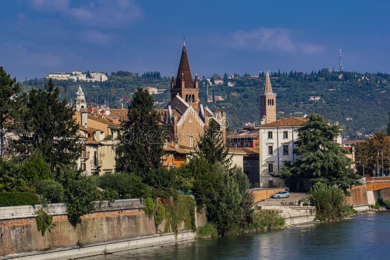 Oude gebouwen van de Adige in Verona, Italië stock foto Oude gebouwen van de Adige in Verona, Italië stock foto