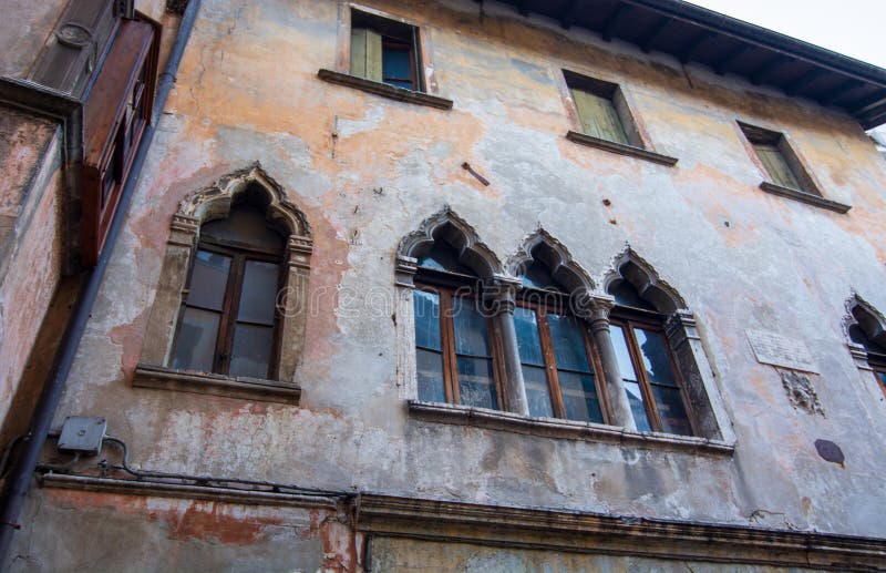 Oude gebouwen van venetiaanse oorsprong in het centrum van belluno in italië