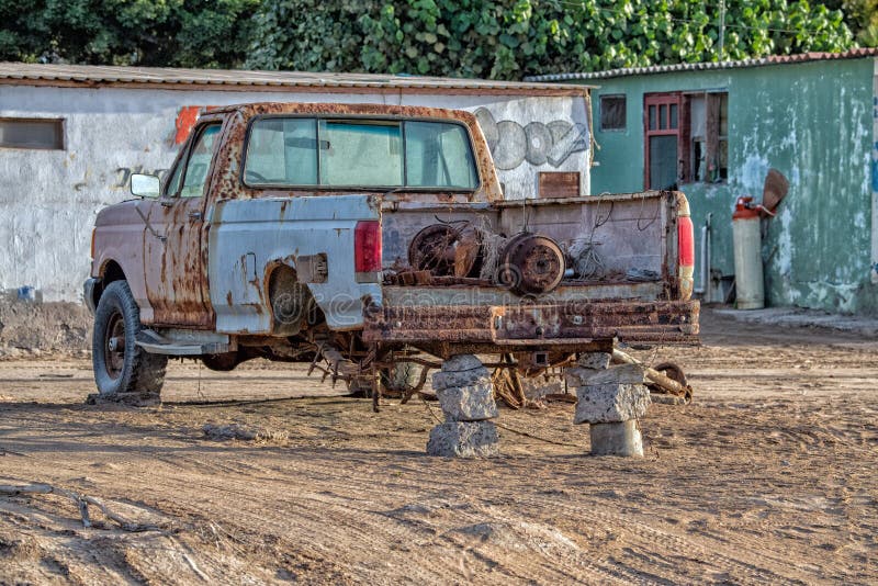 Oude geroeste verlaten auto geen banden stock foto Oude geroeste verlaten auto geen banden stock foto